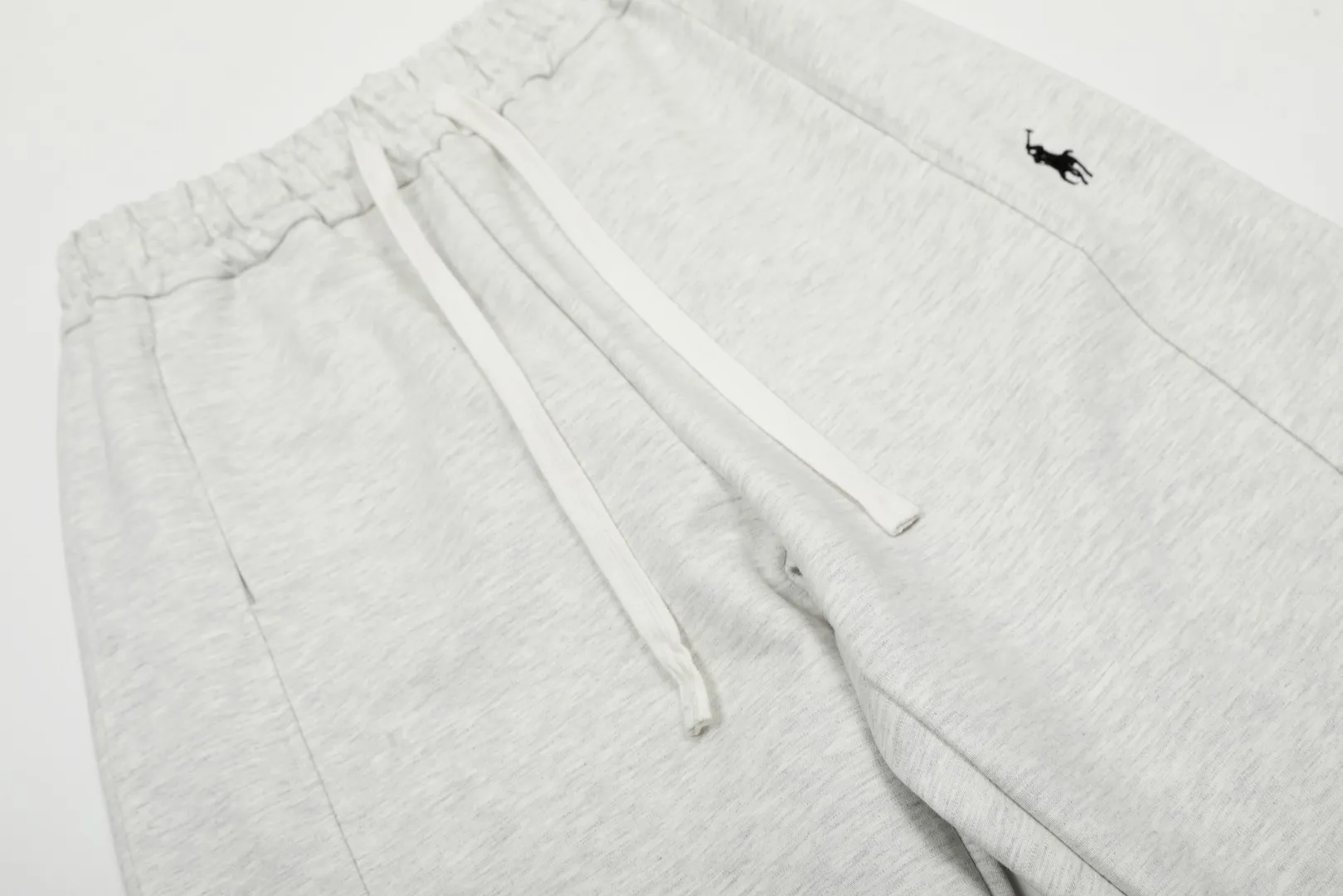 🅿️250 "Top quality" Style number: T7002# [Ralph Lauren solid color pony embroidered logo simple casual wide-leg trousers] ✅Ralph Lauren classic basic versatile unisex wide-leg spliced couple straight trousers ✅Brocade and cotton Roman cloth splicing technology ✅The version is restored to the original single The maximum size can be worn up to 170 pounds Loose, comfortable and stress-free ✅The upper body is simple and easy to match ootd must-have Good-looking clothes are never chosen by anyone. A must-have in couples’ wardrobes. Size: S-XL. Color: floral gray, black, yellow, and fruit green.